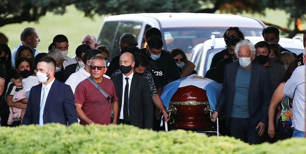 En una ceremonia íntima, inhumaron los restos de Diego Maradona