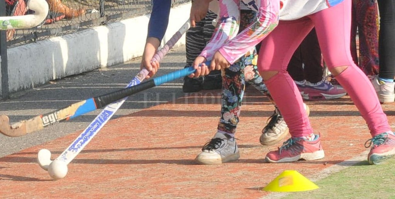 Paraná: un sujeto se coló en un club para sacar fotos de nenas jugando al hockey