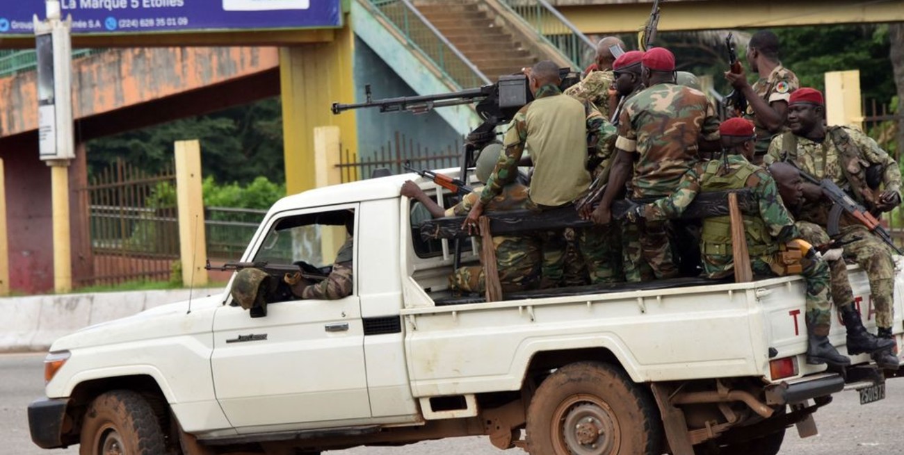 Militares aseguran que tomaron Guinea y el Gobierno lo niega