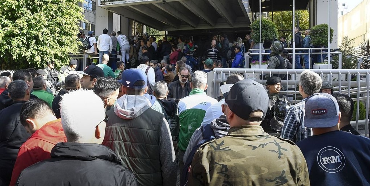 Causa Independiente: Gendarmería allanó nueve sedes del sindicato de Camioneros