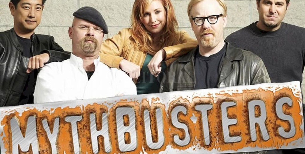 Acusan a un famoso presentador de televisión de violar a su hermana durante años