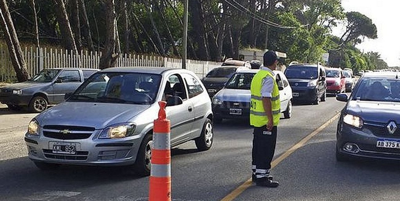 Detuvieron a un conductor por violar la cuarentena y llevar a su hija y drogas en el baúl