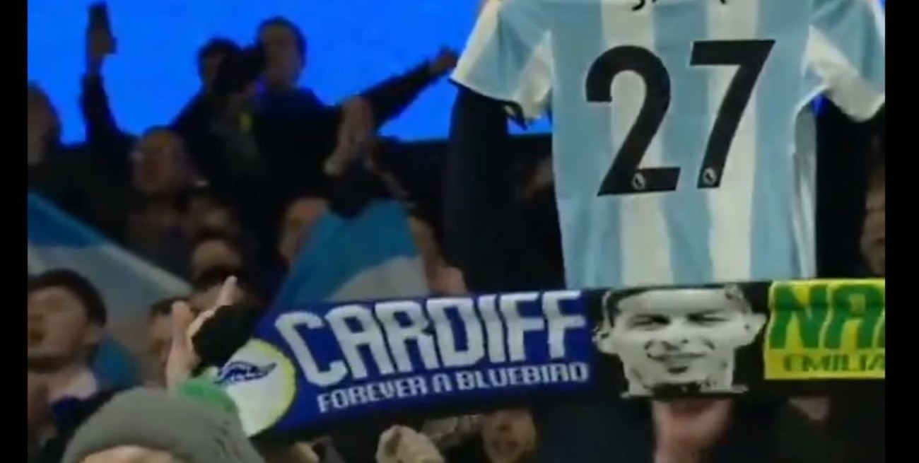 "Sing a song for Sala": El tema que le dedicaron en Cardiff al argentino
