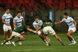 Gentileza UAR Juan Cruz Mallía enfrenta la doble marca sudafricana, ejecutada por Kwagga Smith y Damian de Allende. La escena se completa con Pablo Matera, autor del único try argentino, más los debutantes Ignacio Mendy y Lucio Cinti.