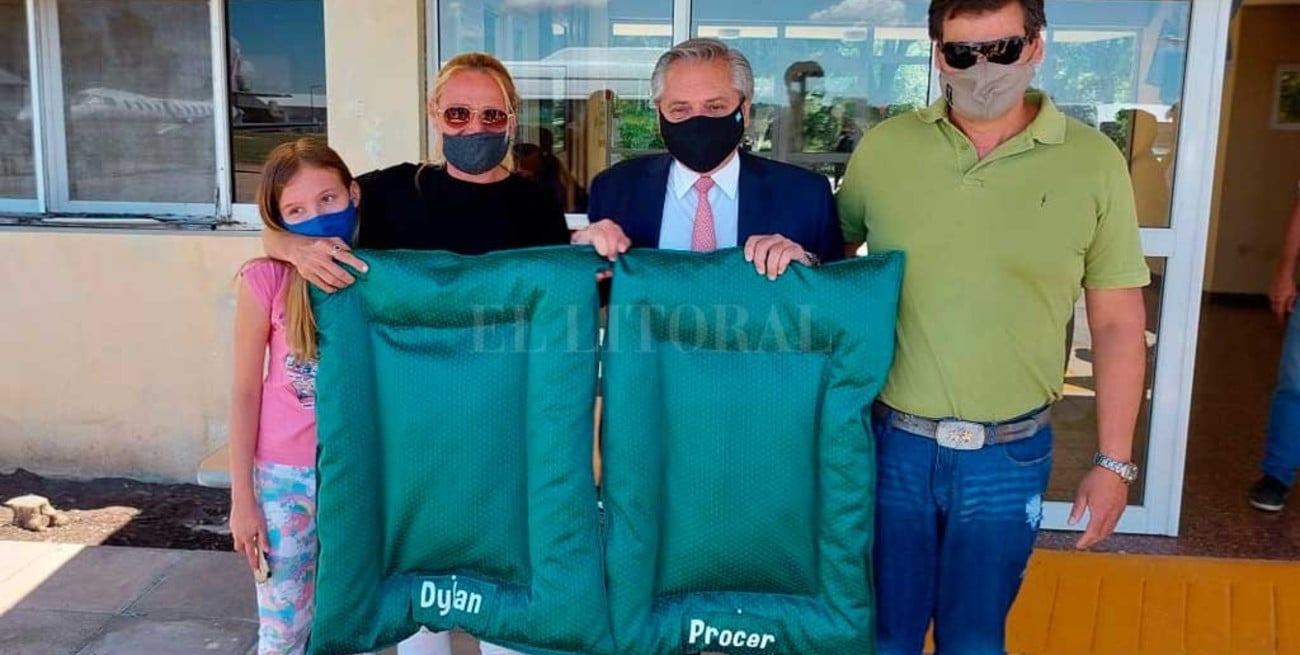 Insólito: a Alberto Fernández le regalaron dos cuchas para sus perros en Venado Tuerto