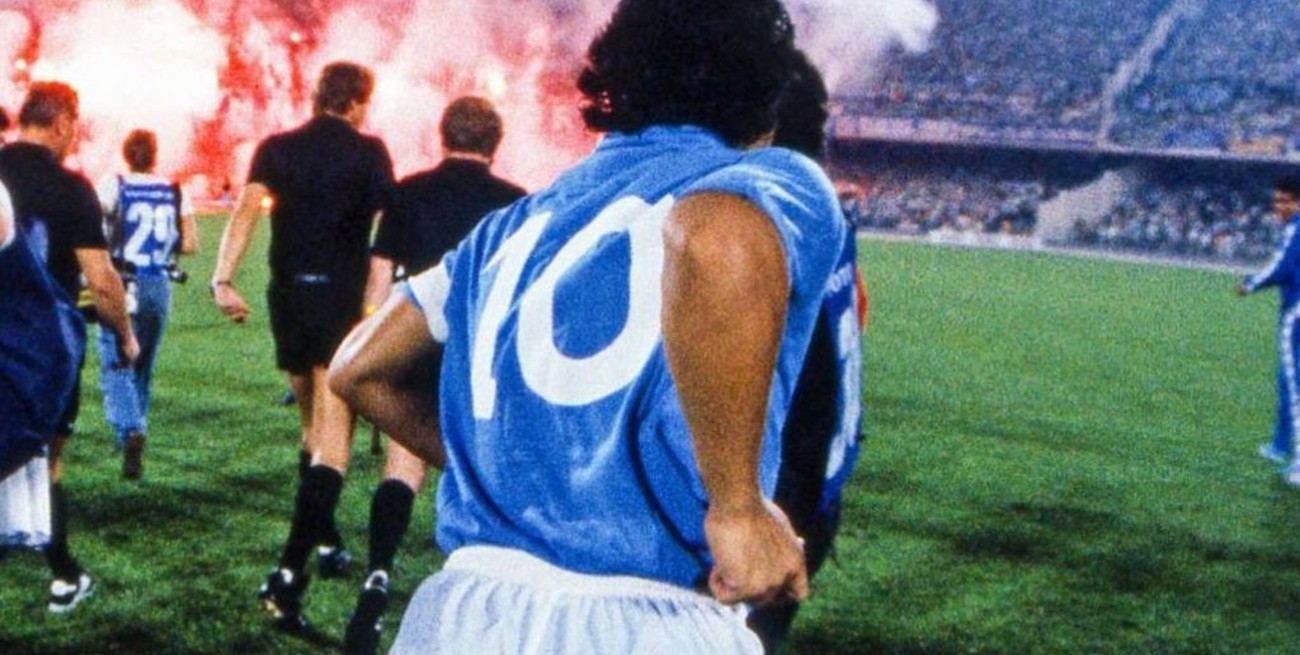 Subastan camiseta de Maradona del Napoli para lucha contra coronavirus
