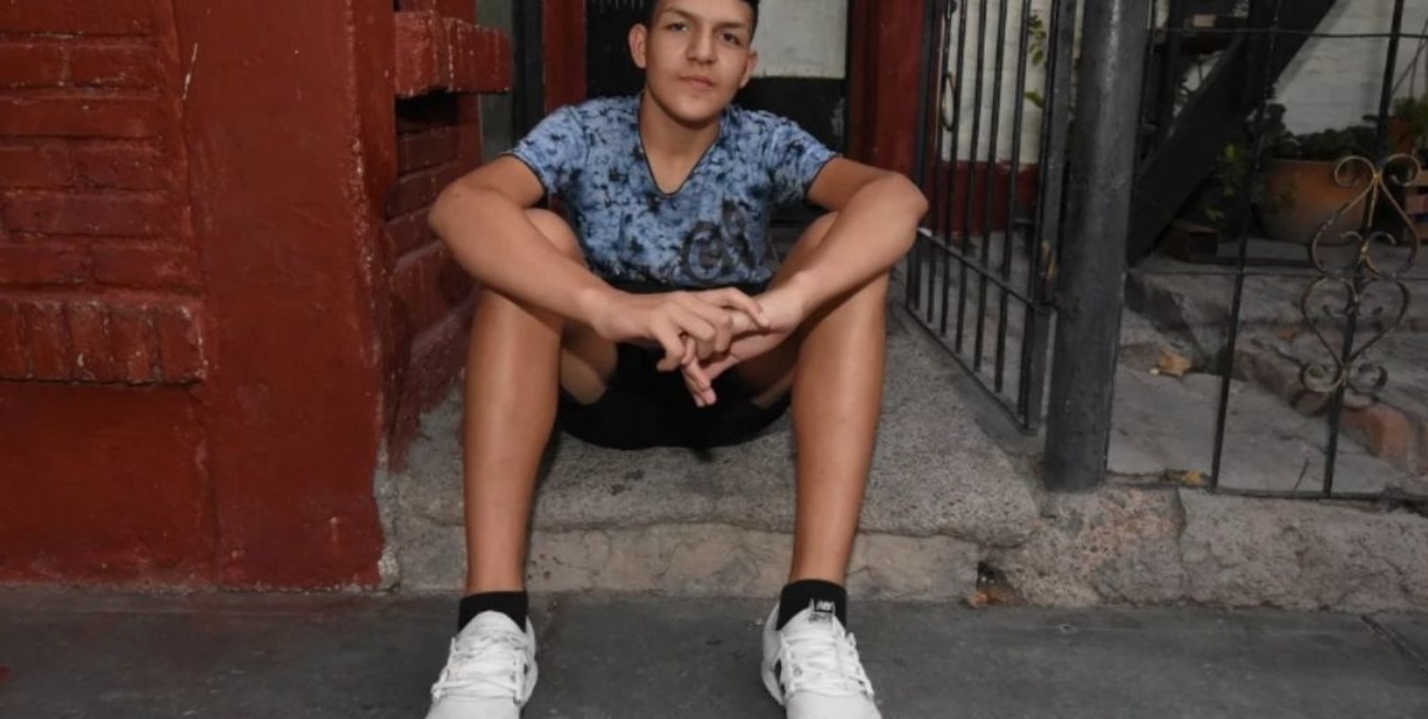 Una maestra pidió ayuda en las redes para su alumno que calza 49 y recibió apoyo hasta de la Generación Dorada