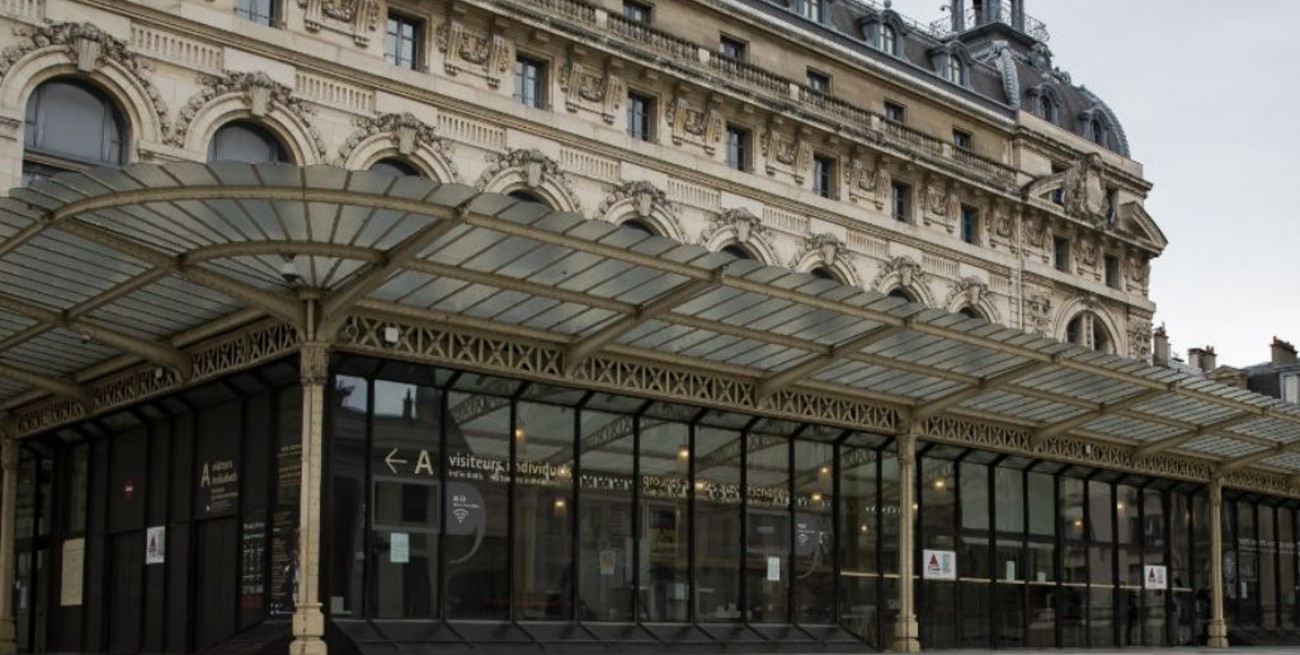 Un museo de París prohibió la entrada a una mujer "por su escote" y luego tuvo que pedir disculpas