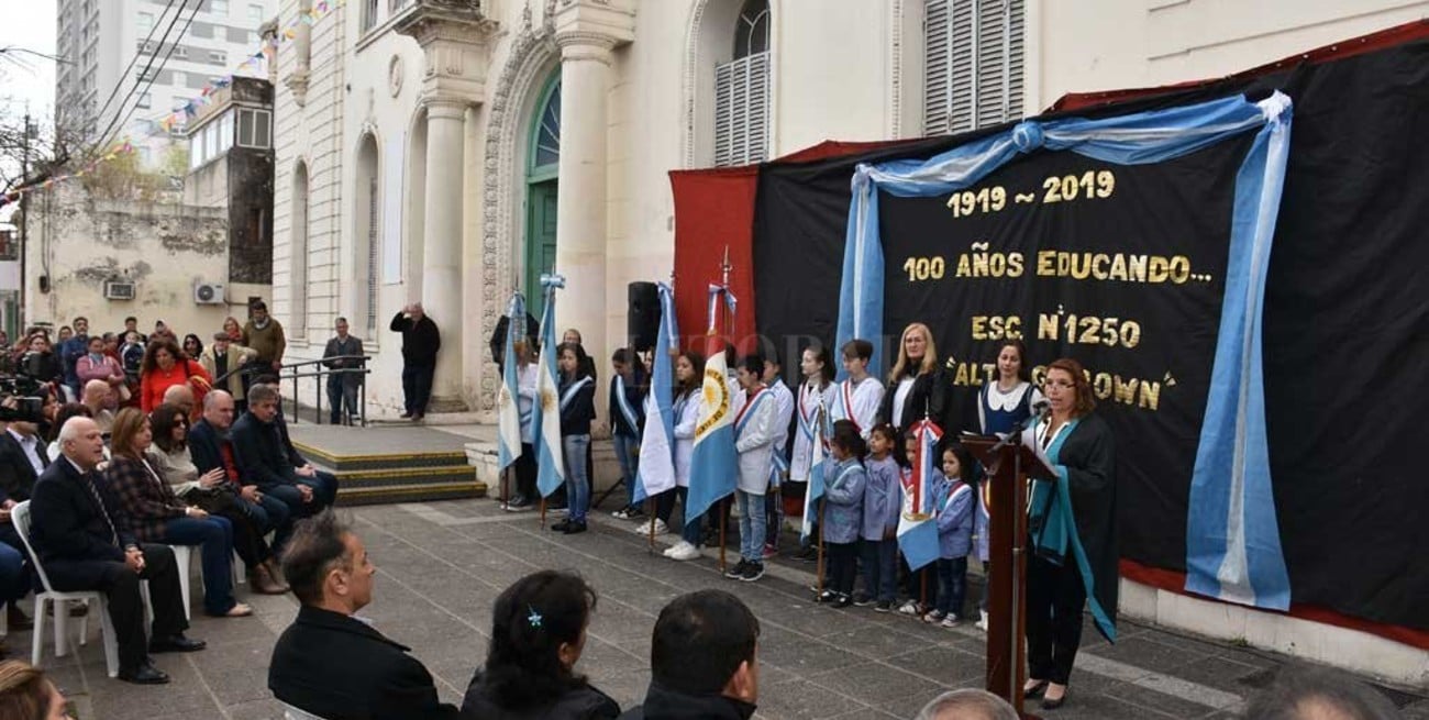 La escuela primaria Almirante  Brown celebró sus 100 años 