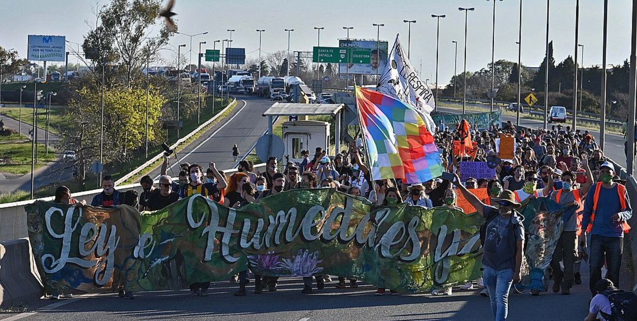 Ambientalistas cortaron el puente Rosario-Victoria por los nuevos incendios en humedales