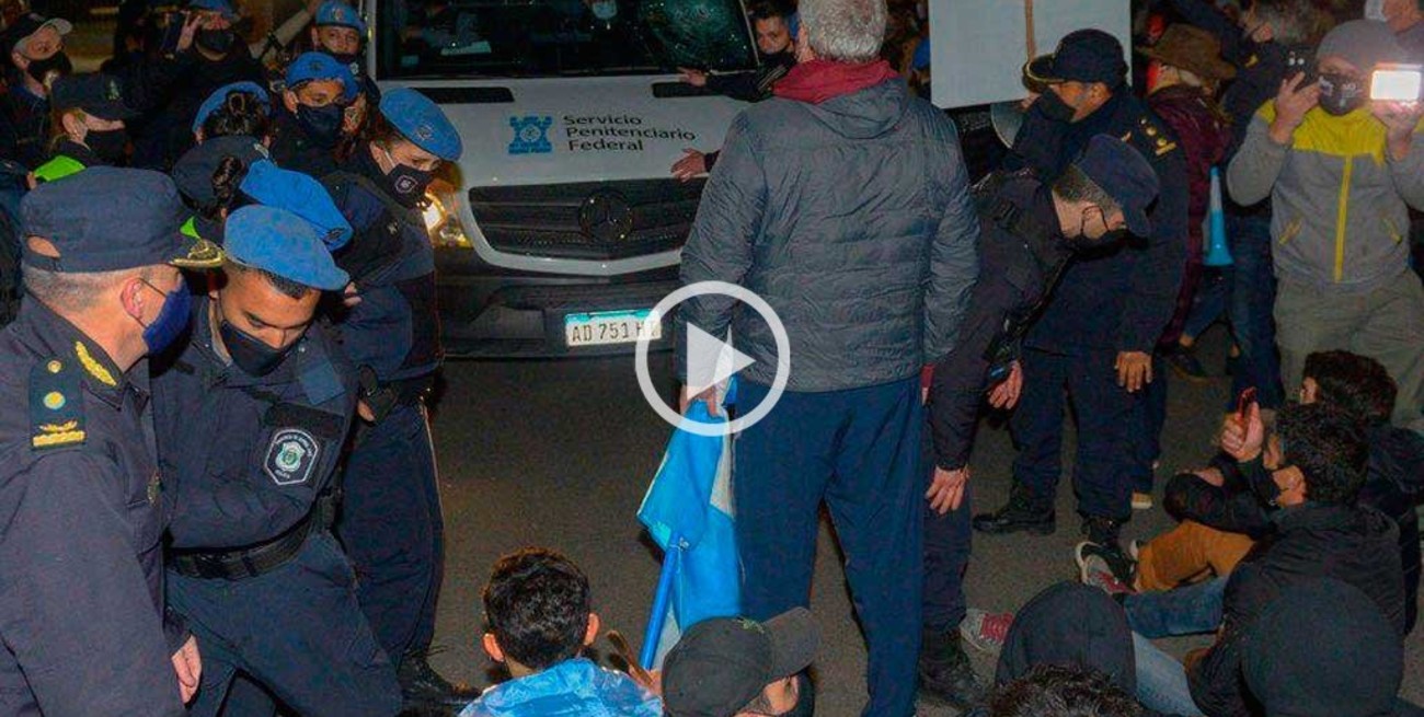 Tras varios intentos, Lázaro Baéz no pudo entrar al country y volvió a la cárcel