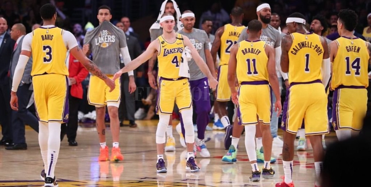 Los Lakers reducirían los sueldos de los jugadores para pagar a los empleados