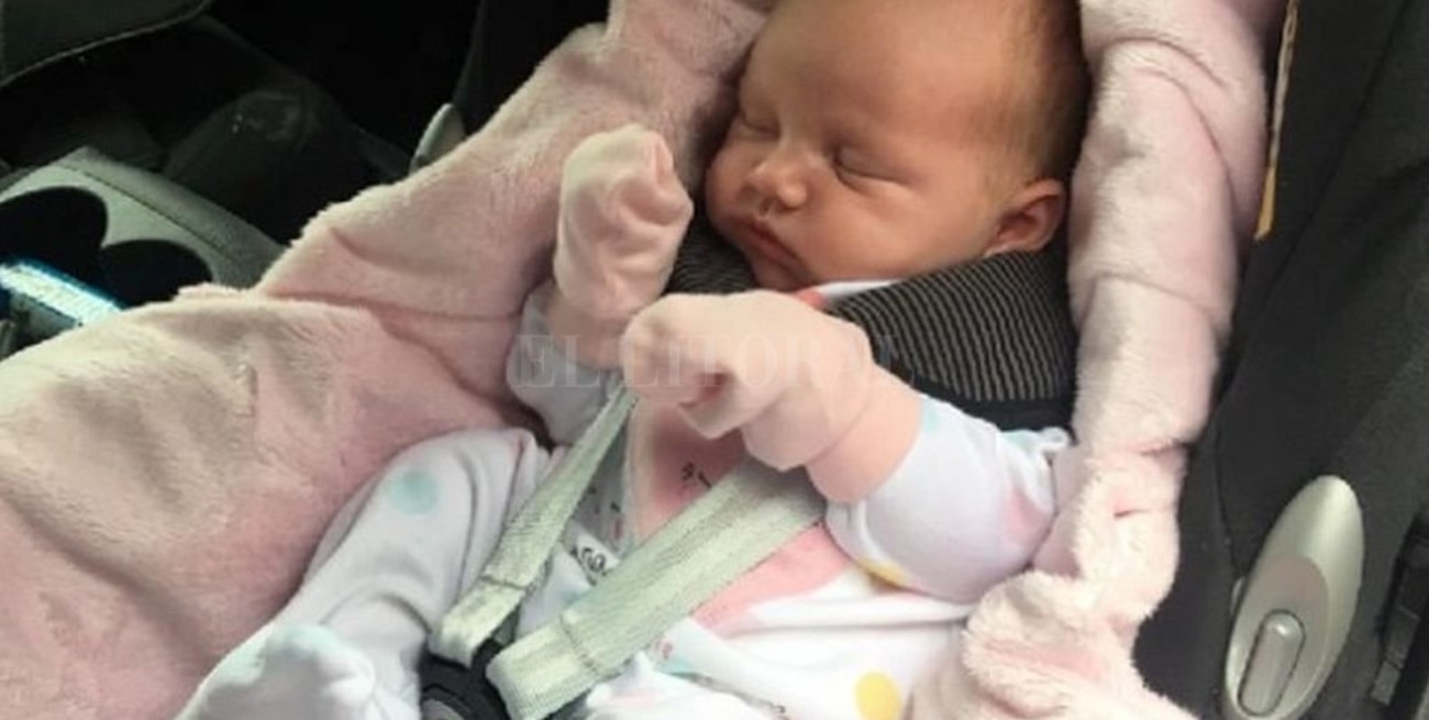 Una beba casi muere después de pasar mucho tiempo en su sillita del auto