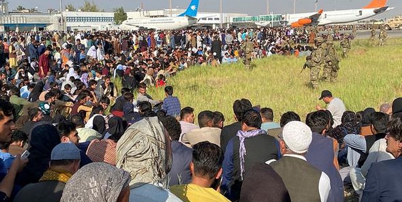 La OTAN mantendrá sus tropas en el aeropuerto de Kabul mientras dure la evacuación