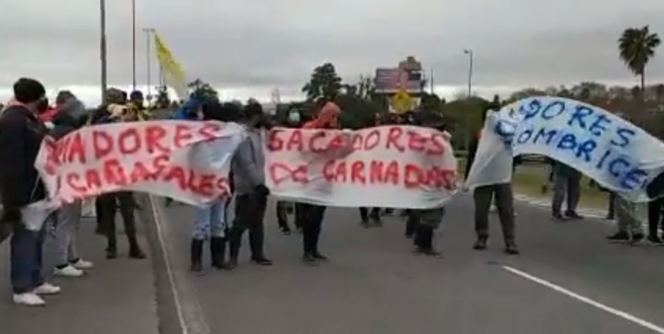 Náuticos cortan el ingreso al puente Rosario - Victoria