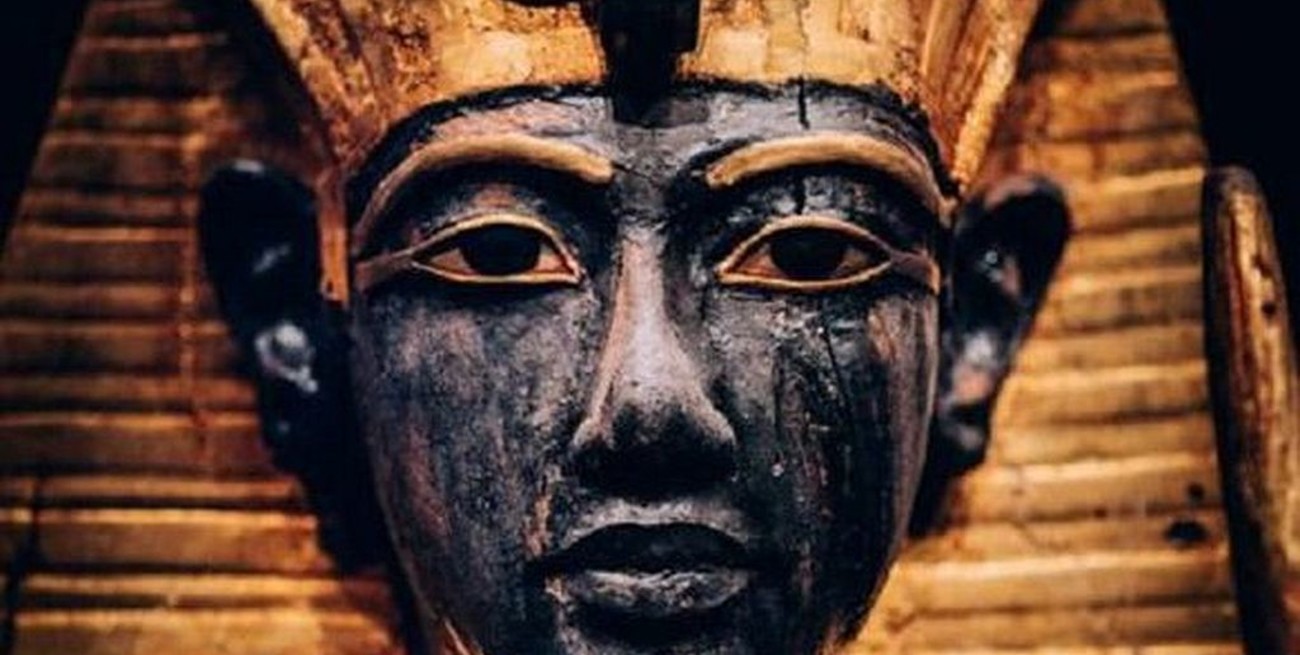 Relacionan el atasco en el Canal de Suez con el traslado de 22 momias en Egipto