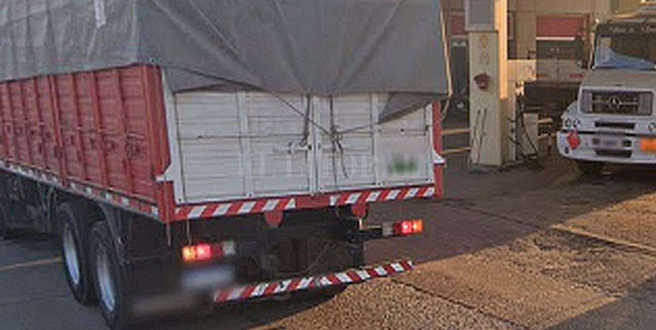 Una mujer trató de ejecutar a otra cuando cargaba nafta