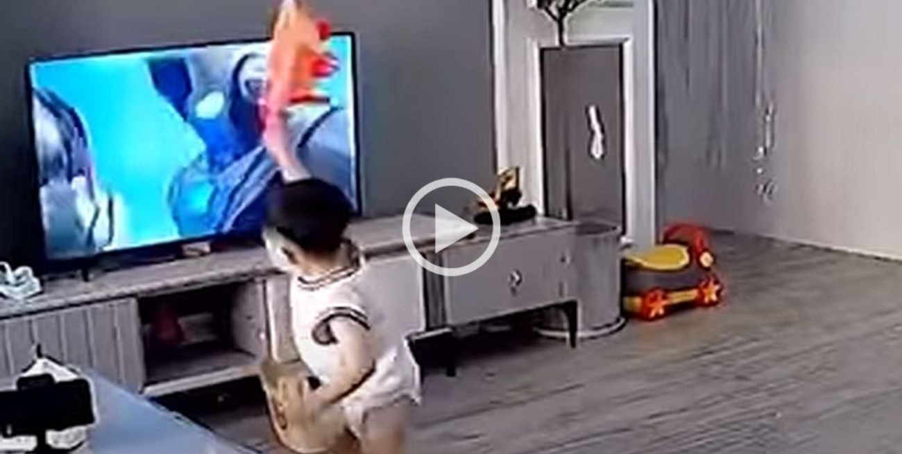 Viral: un nene de dos años rompió el televisor para salvar a su superhéroe favorito