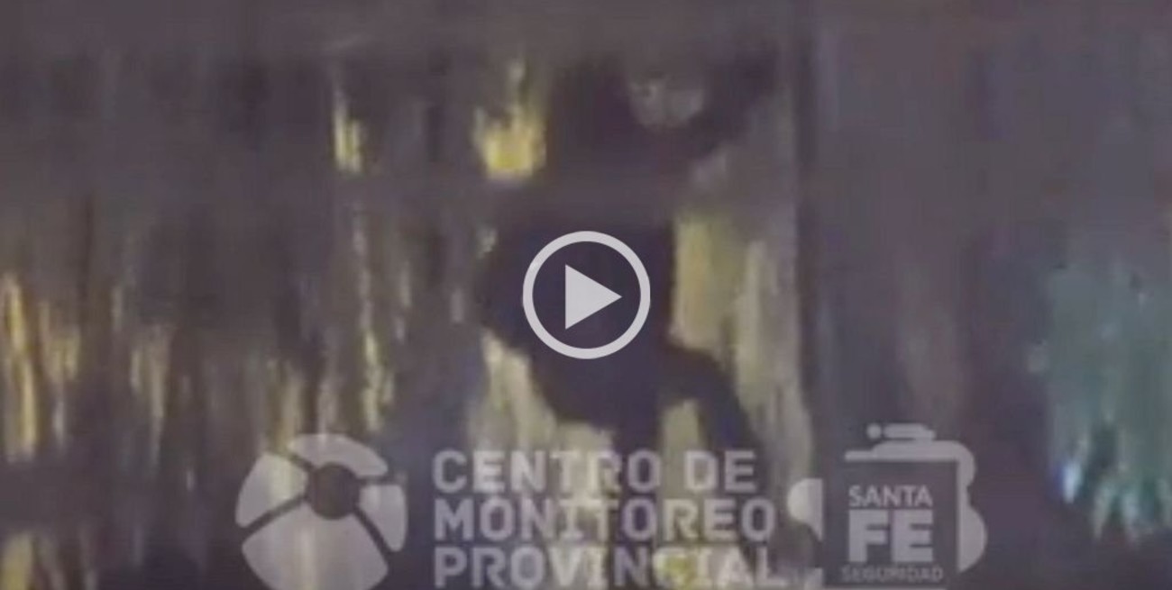 Video: lo detienen cuando quería ingresar a una vivienda escalando la pared