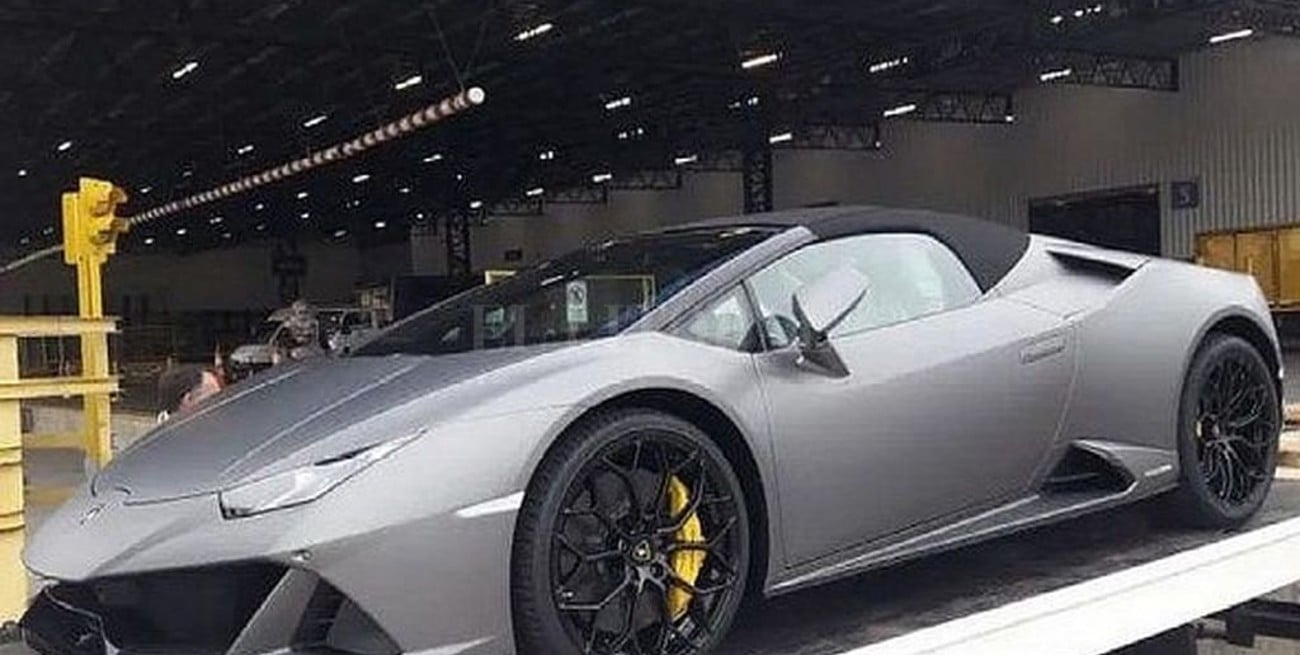 Gran revuelo por la llegada de un Lamborghini de alta gama a Ezeiza