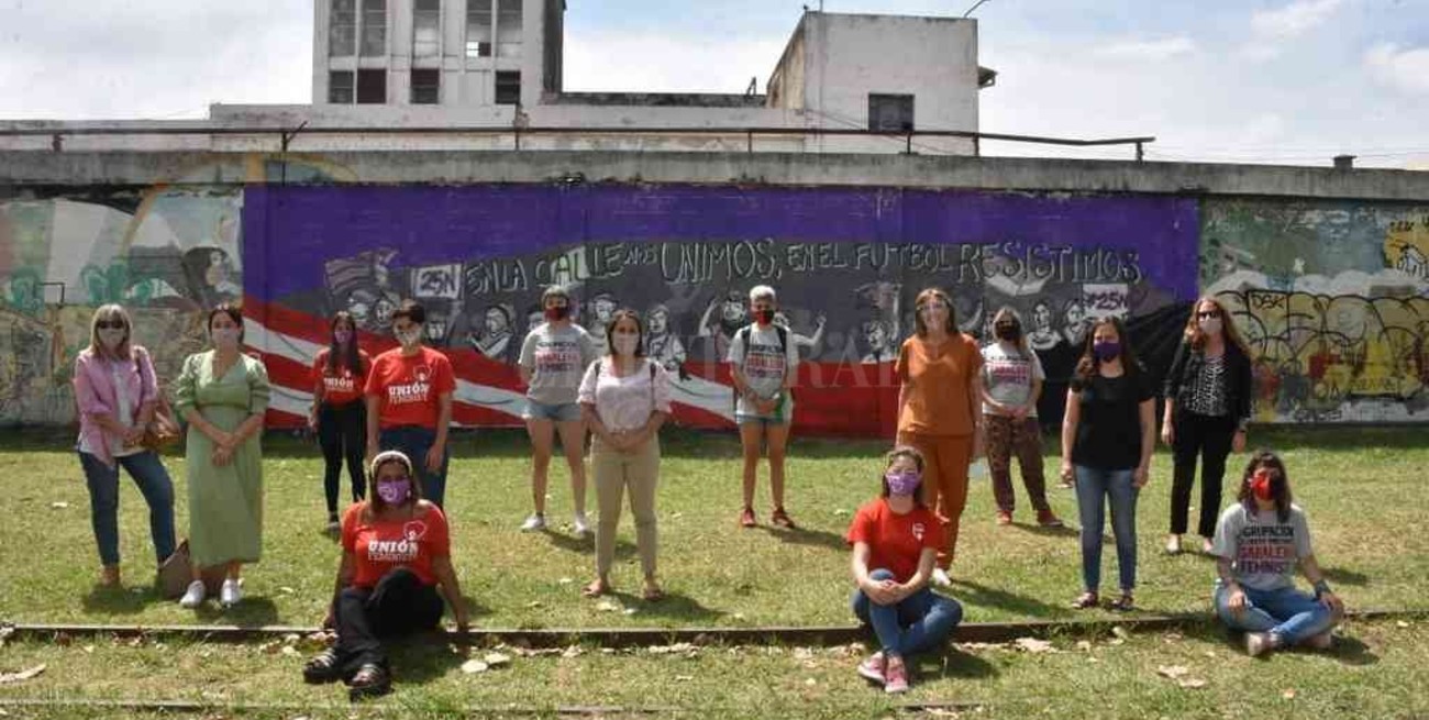 Agrupaciones de fútbol feminista presentaron un mural contra la violencia de la mujer en la ciudad