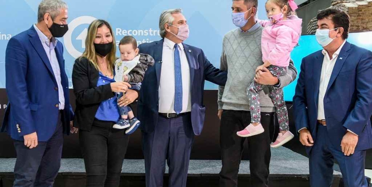 Fernández entregó viviendas y ratificó su compromiso de construir 260 mil en 3 años  