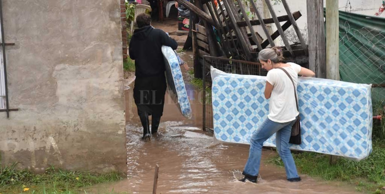 En Sauce Viejo y Rincón el agua de lluvia ingresó a los hogares