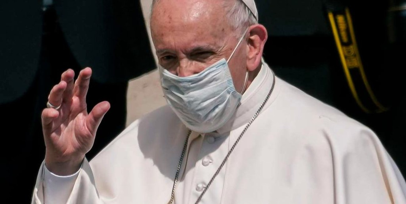 Según el derecho canónico, Francisco puede gobernar la Iglesia desde el hospital