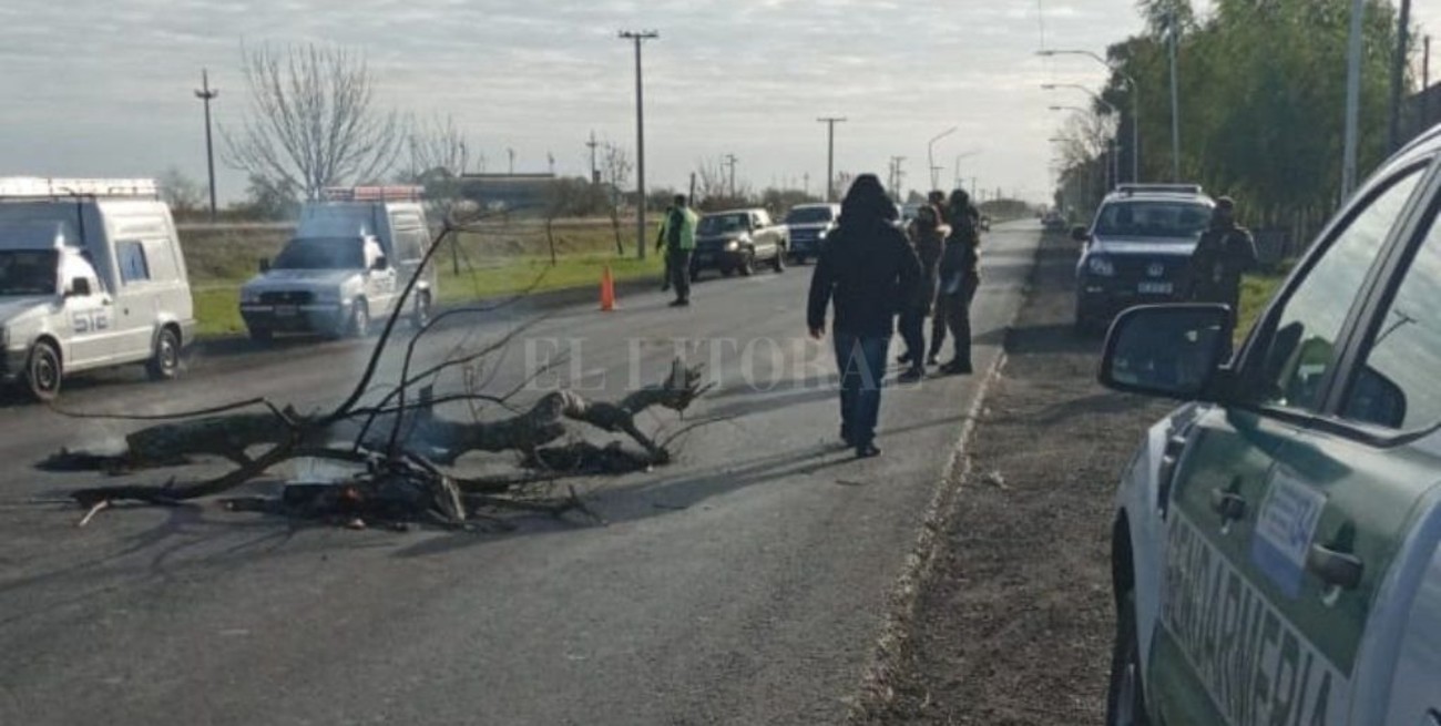 Vecinos de Sauce Viejo cortan la Ruta Nacional 11