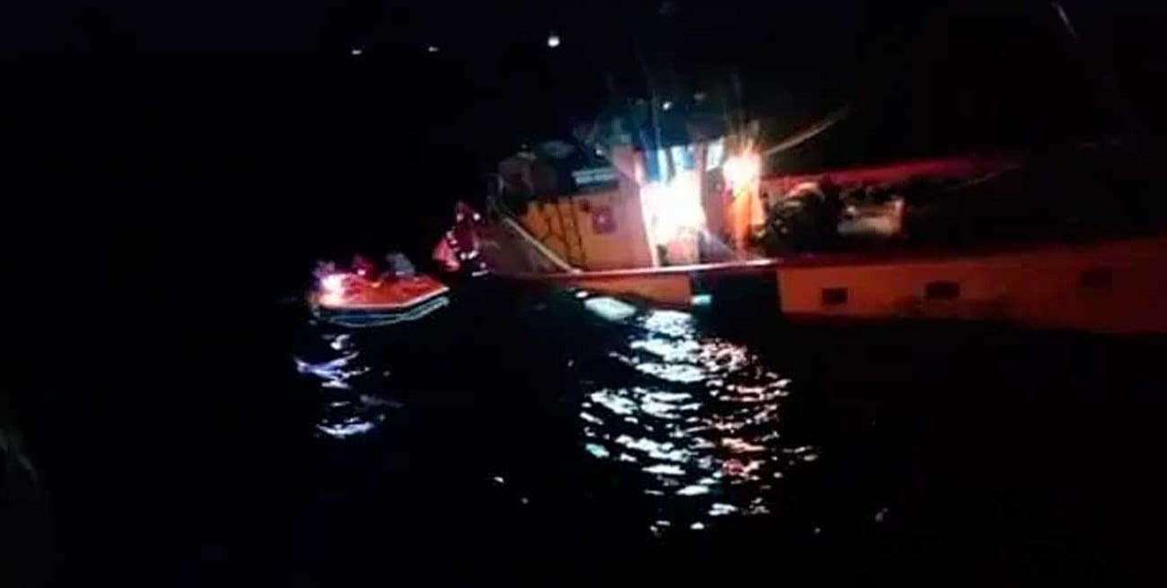 Se hundió un barco en el mar a la altura de Río Negro y pudieron rescatar a los tripulantes