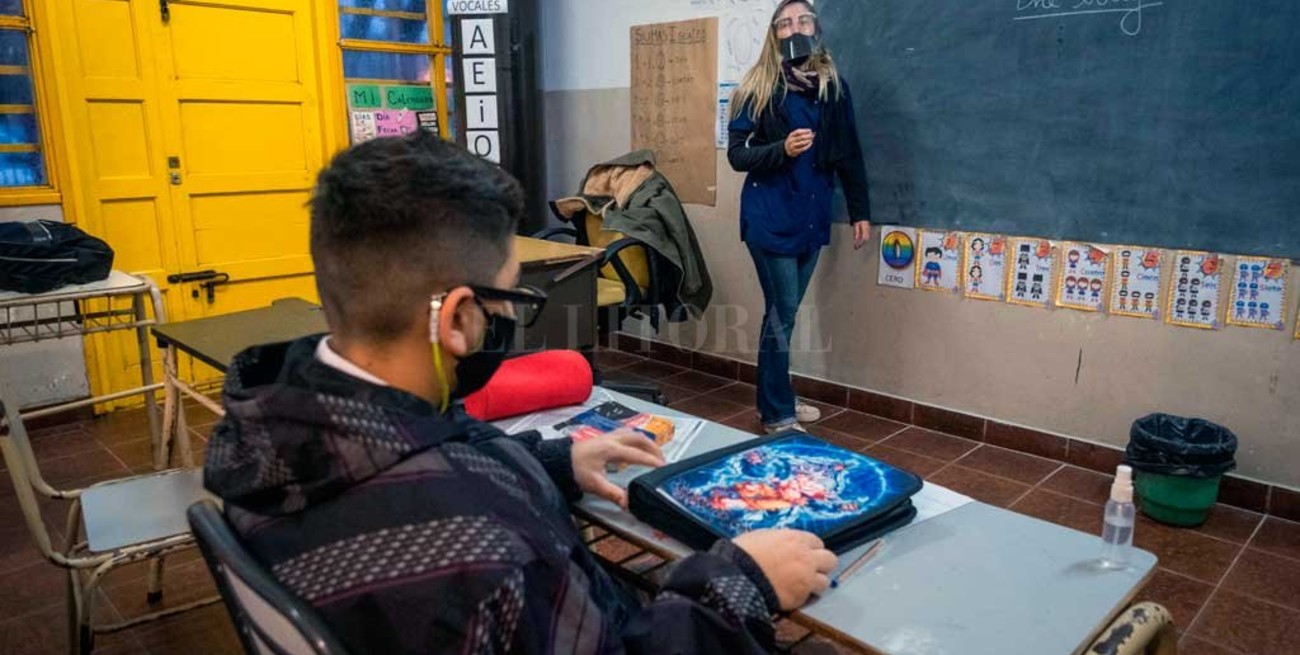 Presencialidad plena en Santa Fe: clases en galerías, patios y más recreos 