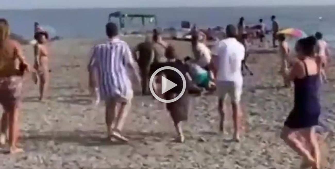 Video: bañistas atraparon a un narco con 808 kilos de hachís en una playa de España