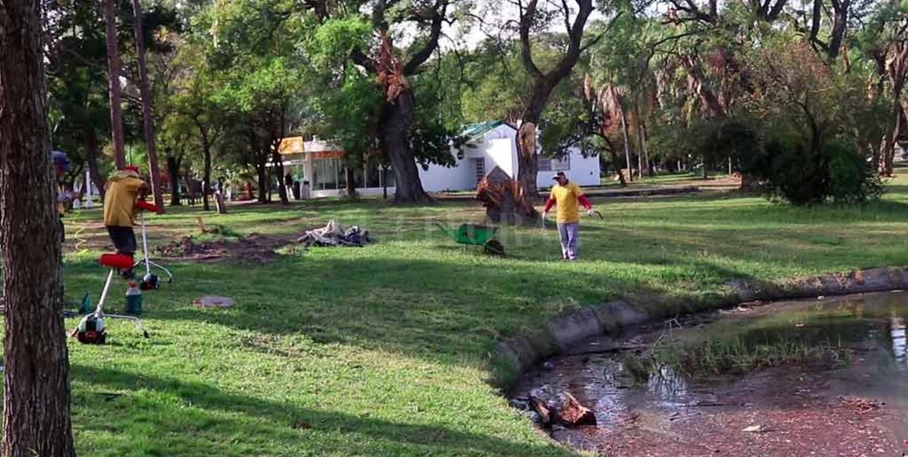 Limpian y reacondicionan el Parque Garay