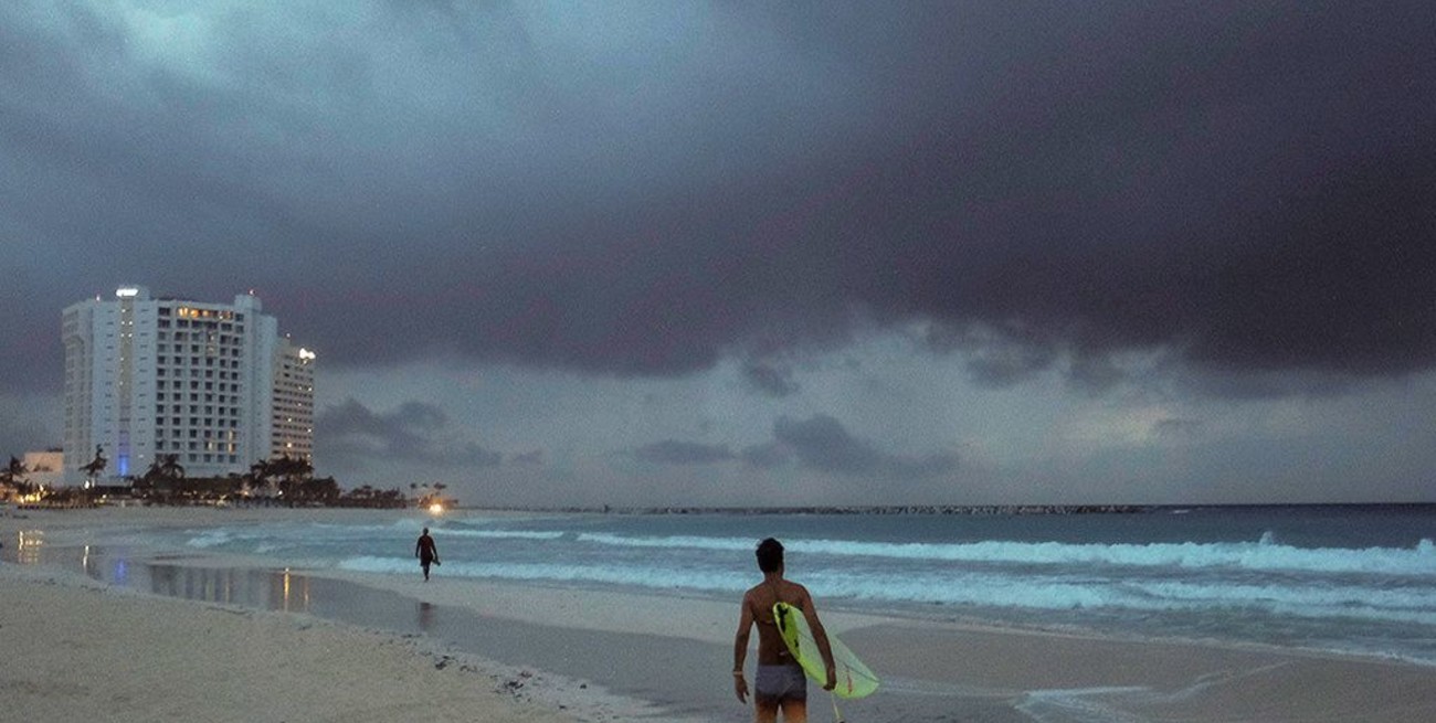 La tormenta tropical Zeta se convierte en huracán camino a Estados Unidos