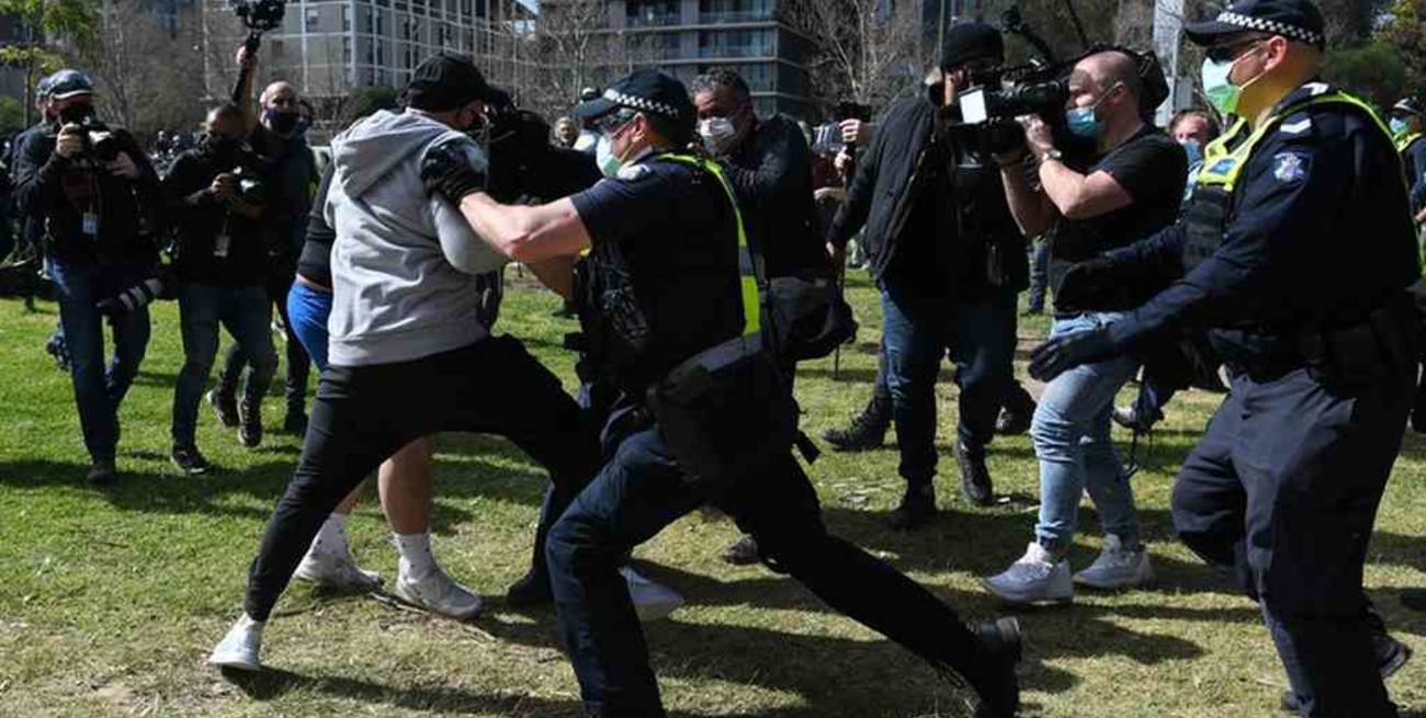 Al menos 18 detenidos en varias protestas contra el confinamiento en Australia
