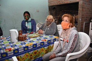 Flavio Raina EN EQUIPO. Pitu abre las puertas de su propia casa los días sábados, para cocinar junto a un grupo de colaboradoras para 240 personas.