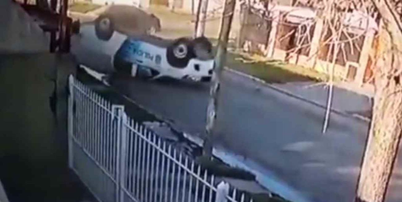 Video: un patrullero de la bonaerense volcó cuando acudía a un llamado del 911 