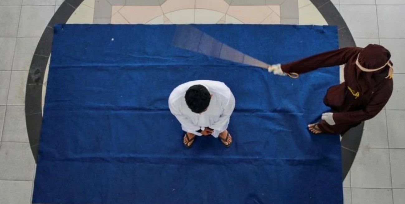 Castigan con 169 latigazos a un violador de niños en Indonesia