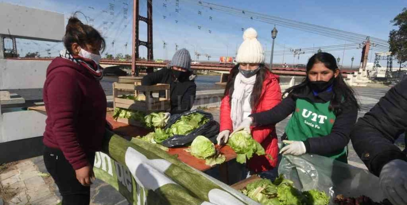 Una larga cola de gente que fue a recibir verduras regaladas
