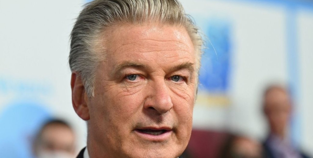 Reconocen que no revisaron el arma que gatilló Alec Baldwin