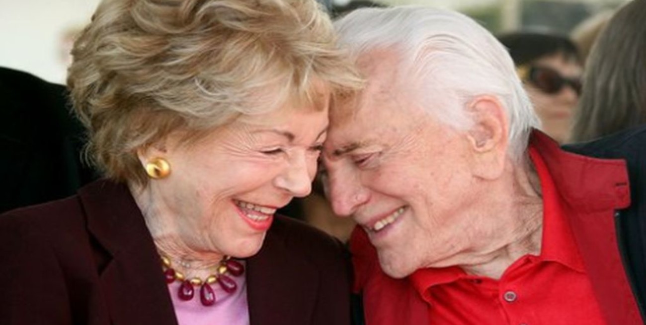 Falleció Anne, la viuda de Kirk Douglas