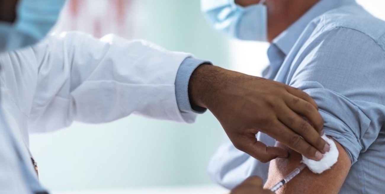 Francia vacunará con Pfizer o Moderna a quienes recibieron una primera dosis de AstraZeneca