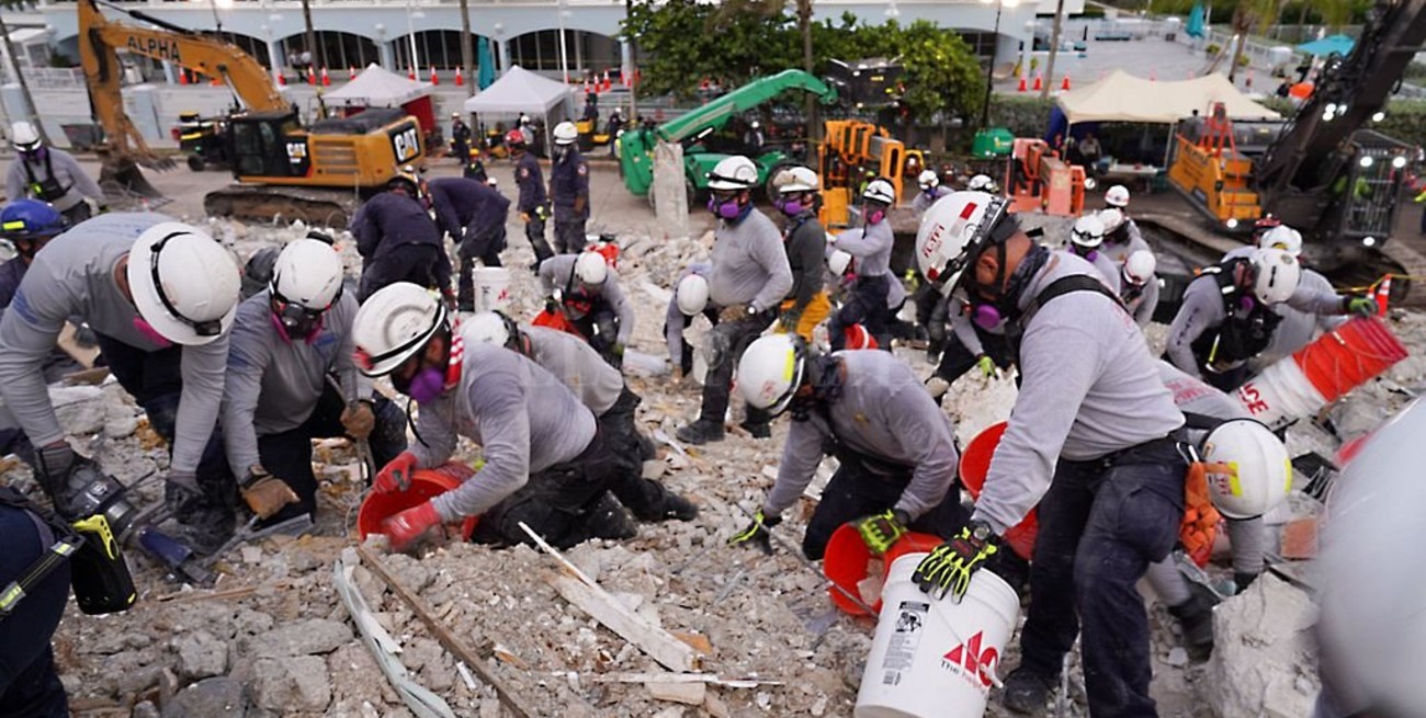 Las posibilidades de encontrar sobrevivientes en el edificio de Miami son "casi cero"