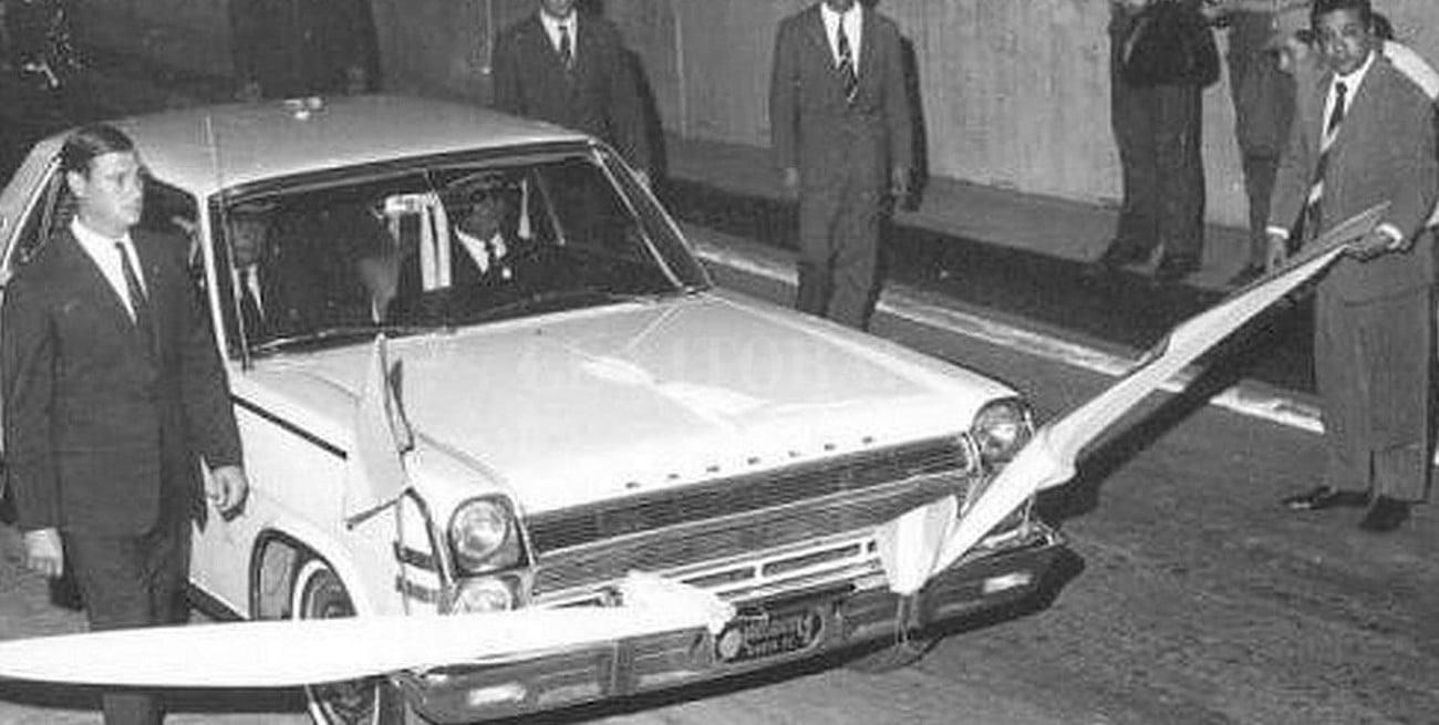 Tras cincuenta años, el Rambler Ambassador blanco volvió al Túnel Subfluvial
