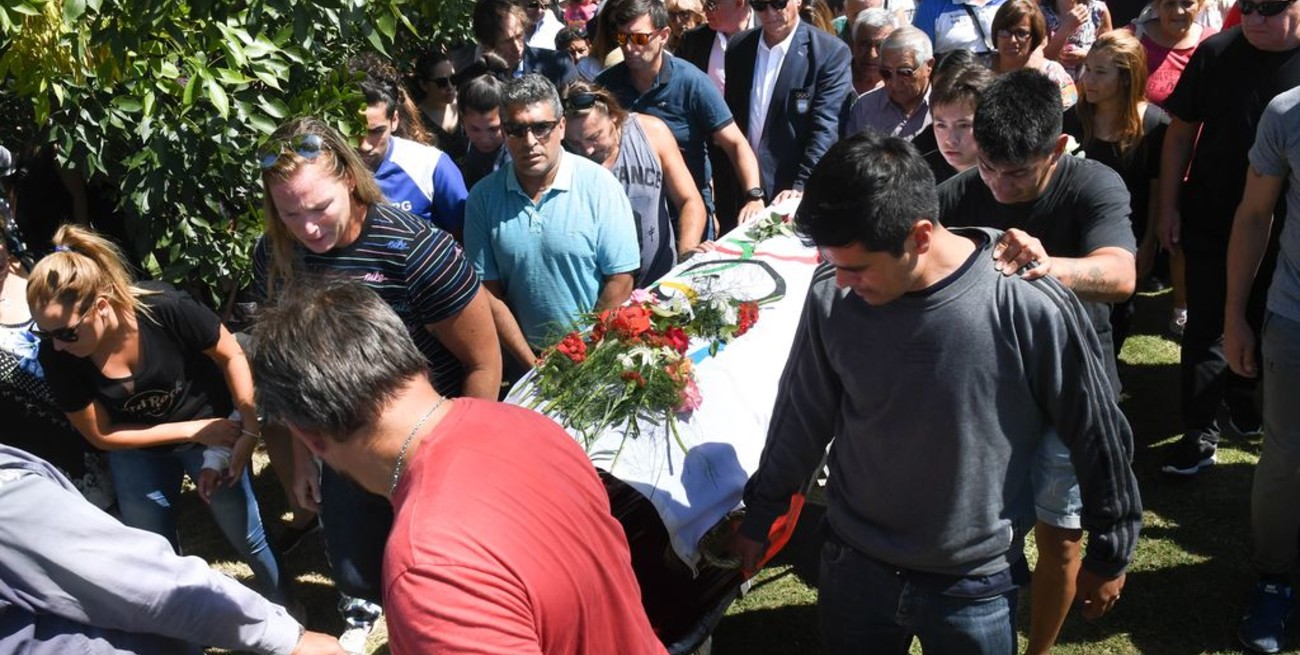 Inhumaron los restos del atleta Toledo en Marcos Paz ante el dolor de amigos y familiares