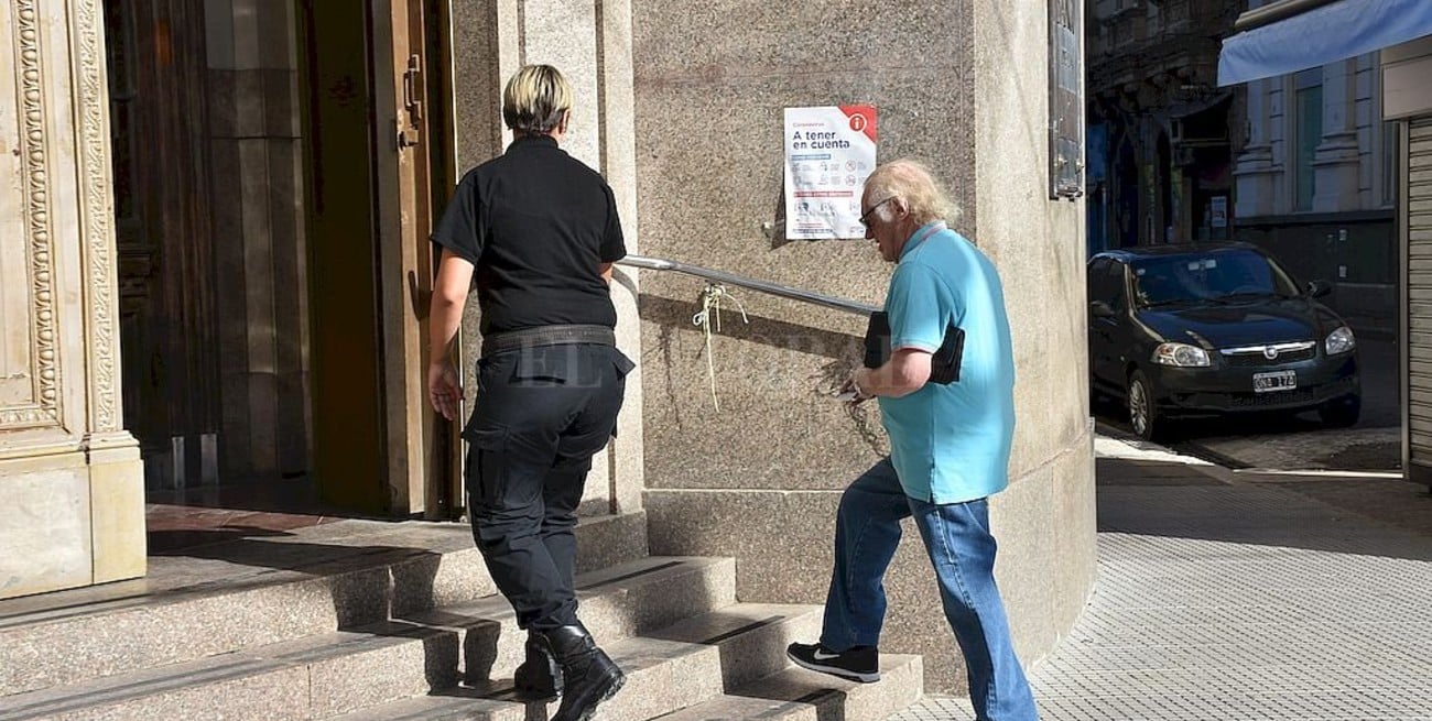 El lunes reabren los bancos al público general, pero con atención por turnos