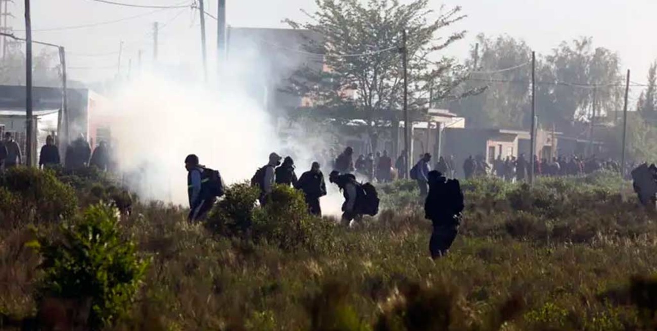 Guernica: la policía se topó con balines de metal, facas y fierros clavados en el barro