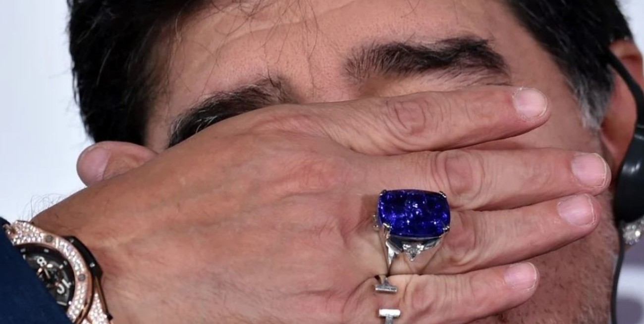 Revelan quién se quedó con el anillo de US$ 300.000 que le regalaron a Maradona en Bielorrusia