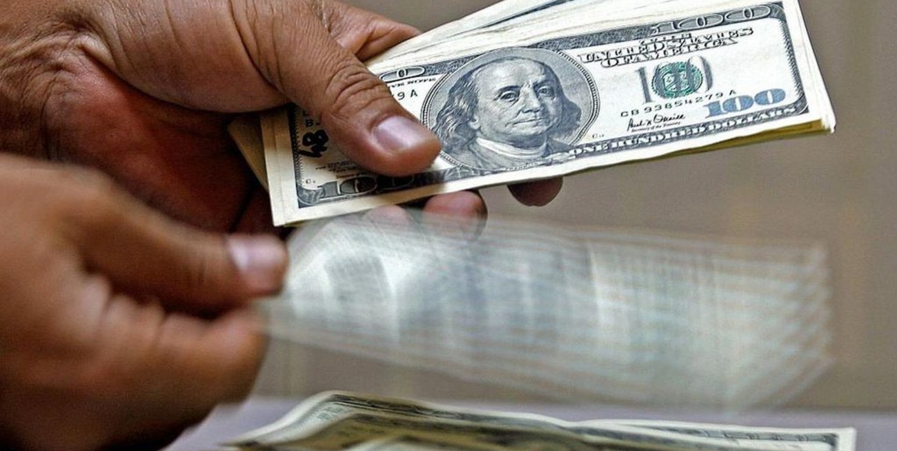 El dólar oficial abrió estable este martes y el "blue" se vende a $ 157