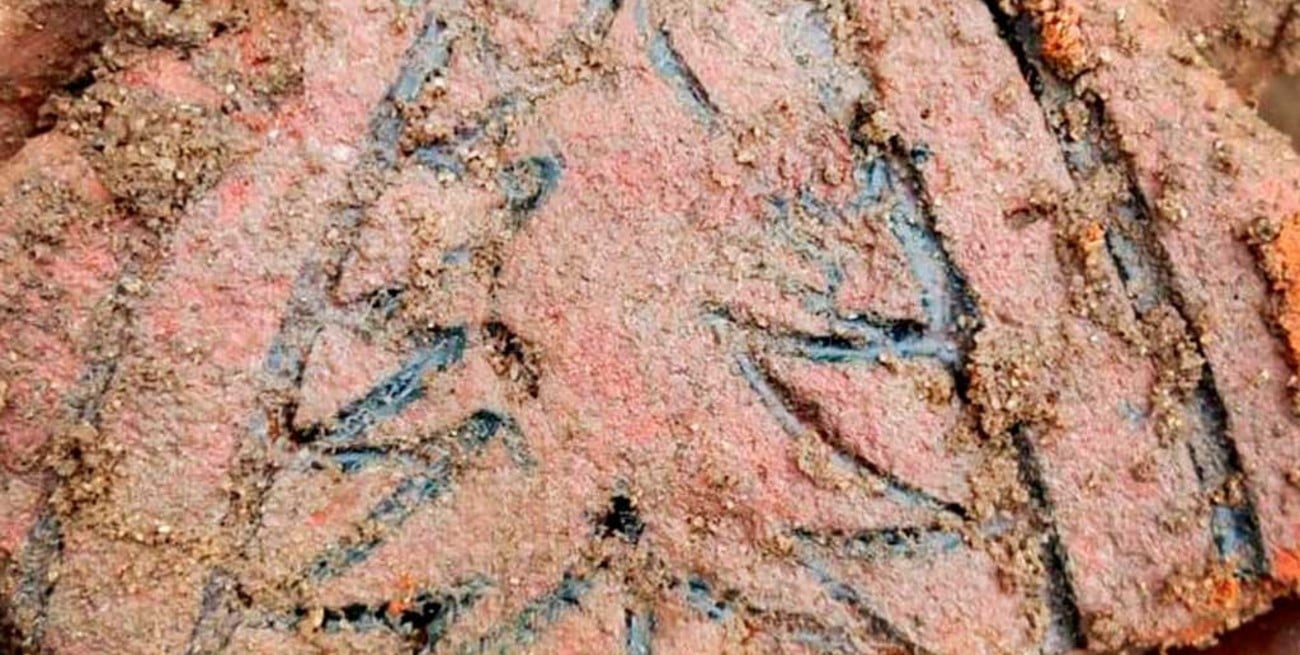 Hallaron baldosas con motivos navideños de 500 años de antigüedad